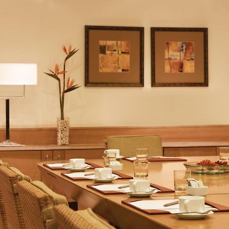 Trident Chennai Hotel Exterior foto Meeting room at the Taj Bengal